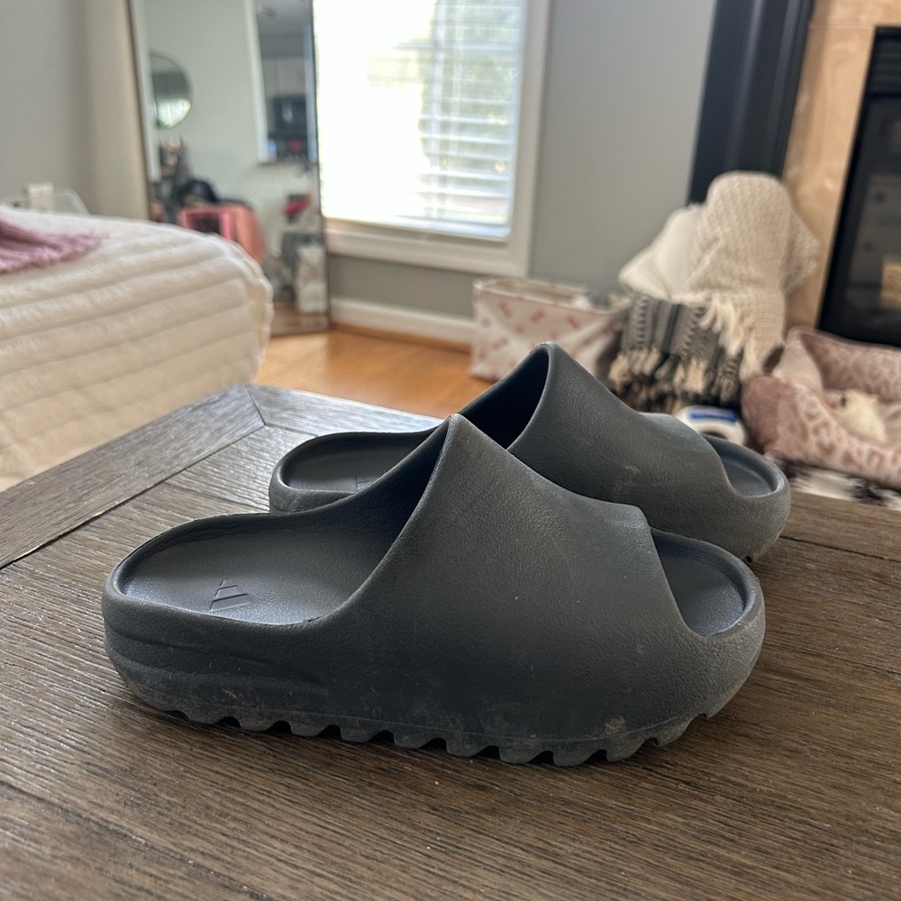 Kids Yeezy slides (onyx)